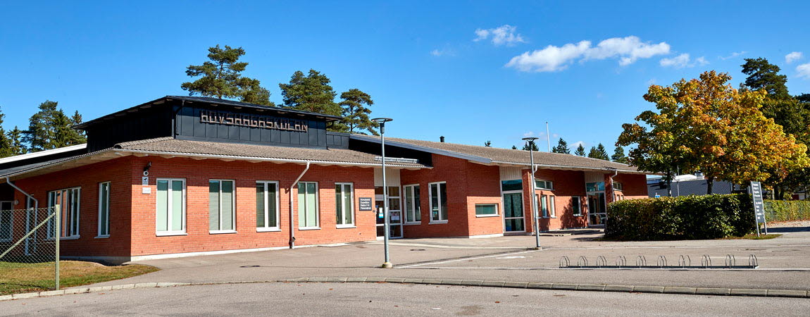 Bild på Hovshagaskolan. En röd byggnad.
